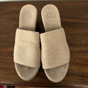 Charleston Shoe Co LINN Wedge Sandal in Linen. Size 8. Excellent condition.